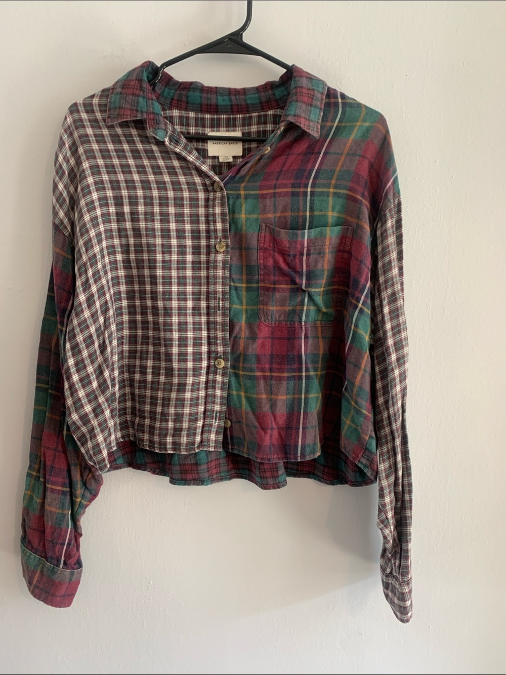 AMERICAN EAGLE Two-Tone Plaid Cropped Button-Up Shirt - Red & Green